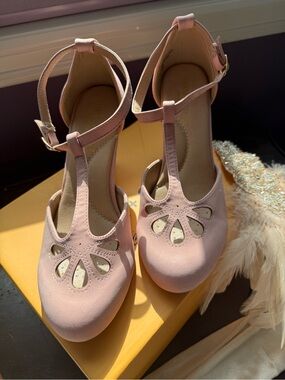 Chase & Chloe Women Mary Jane Oxford Pumps, gloves & headpiece set